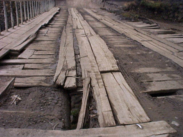 Chavin Brücke 02.11.03.jpg - manche brücken waren in einem etwas schlechtem zustand